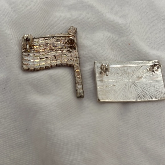 Pair of Silvertone vintage rhinestone flag brooches - Picture 5 of 6